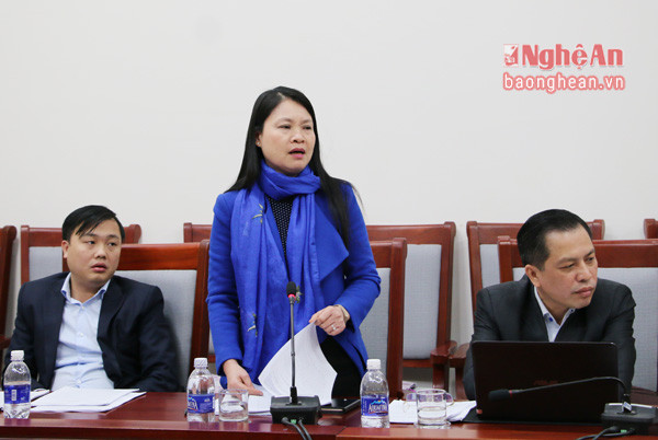 Bà Võ Thị An, Phó Giám đốc Sở Công thương đóng góp ý kiến về giá dịch vụ sử dụng diện tích bán hàng tại Chợ Vinh và chợ Ga Vinh.