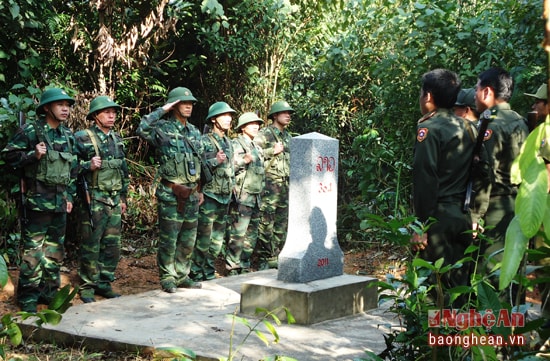 Bộ đội biên phòng nghệ an phối hợp với Biên phòng nước bạn Lào tuần tra bảo vệ đường biên, cột mốc.