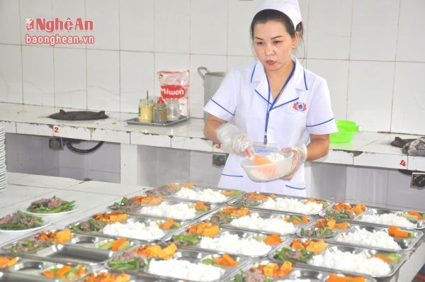 Bệnh viện chuẩn bị chu đáo bữa ăn trưa cho người bệnh.