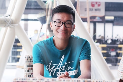 Phạm Anh Cường bỏ lương nghìn USD để làm hoa giấy nghệ thuật.