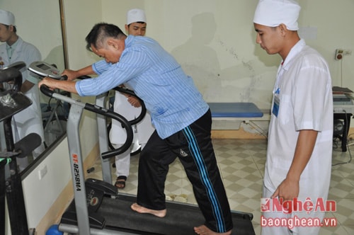 Hướng dẫn người bệnh tập vận động để phục hồi chức năng.