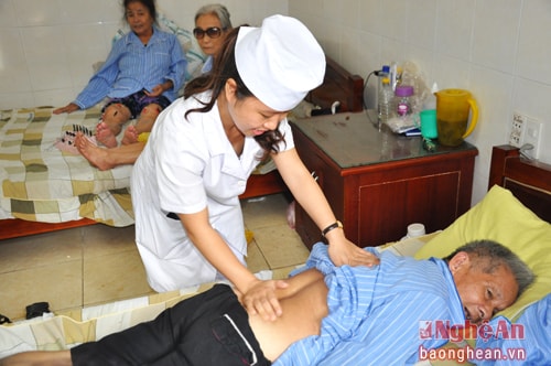 Khám, điều trị cho bệnh nhân thoát vị đĩa đệm tại Bệnh viện PHCN Nghệ An.
