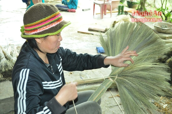 Chổi đót được người thợ khéo léo dùng dây mây để nịt chặt. Để đảm bảo chổi tốt và chắc, sợi mây phải đều và bó cẩn thận