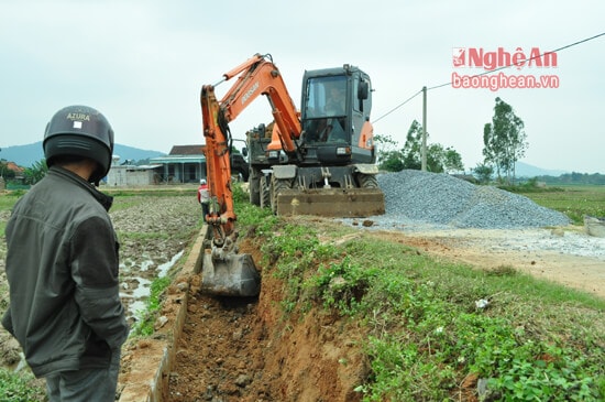 Nhờ được công nhận Làng nghề, xóm Hòa Hội được tỉnh hỗ trợ trên 2 tỷ đồng để làm 1,2 km đường vào xóm. Trong ảnh: xã đang tu sửa,nâng cấp lại mương thủy lợi bên cạnh đường vào xóm Hòa Hội 