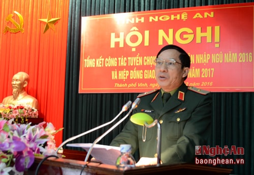 Thiếu tướng Doãn Ngọc Sơn - Phó Chủ nhiệm Chính trị Quân khu 4 biểu dương công tác tuyển chọn, gọi công dân nhập ngũ của tỉnh Nghệ An.