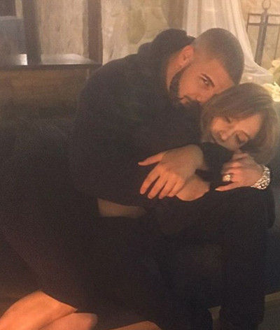 Tấm ảnh Drake âu yếm Jennifer Lopez được cô đăng trên trang cá nhân.