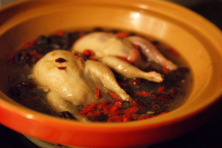 Gà hầm kỷ tử.