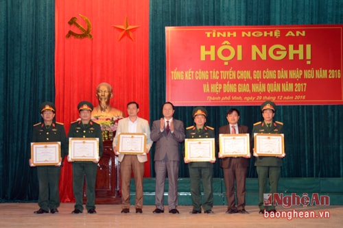 Tặng Bằng khen của Chủ tịch UBND tỉnh cho các bộ và nhân dân các địa phương thực hiện xuất sắc nhiệm vụ.