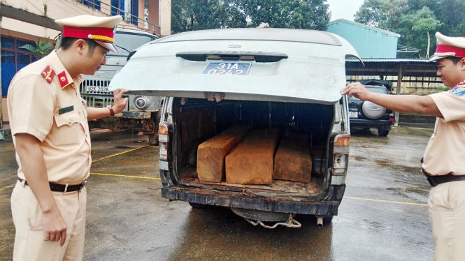 Bắt xe biển xanh ngụy trang xe cấp cứu chở gỗ lậu 