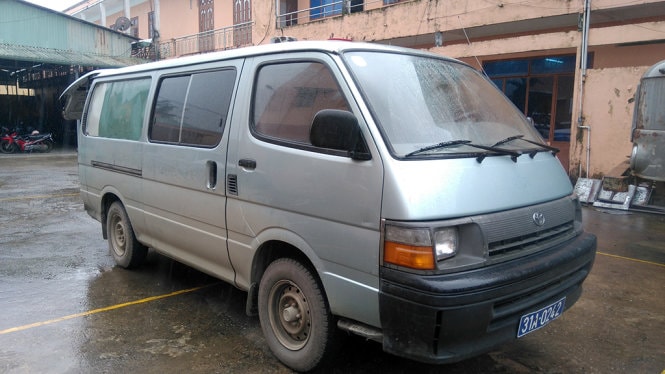 Bắt xe biển xanh ngụy trang xe cấp cứu chở gỗ lậu 