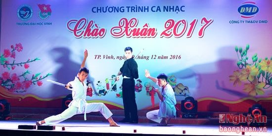 Màn võ thuật cổ truyền đầy khí thế hào hùng của thầy trò Trung tâm an ninh quốc phòng Vinh. (Ảnh: Mỹ Nga)