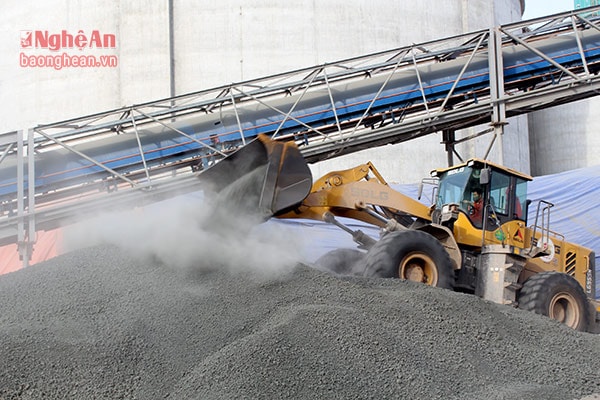 Sản phẩm clinker của Nhà máy xi măng Sông Lam ra lò.