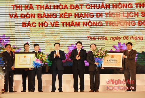 Trao Bằng công nhận đạt chuẩn nông thôn mới và Bằng xếp hạng di tích Quốc gia Bác Hồ về thăm Nông trường Đông Hiếu cho Thị xã Thái Hòa. 