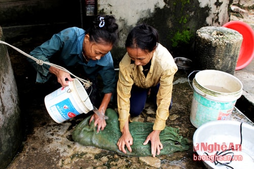 Kết thúc một buổi đi mò khó nhọc, những người phụ nữ “dầm ao” mang ốc về nhà, kỳ cọ, chùi rửa nhưng trong lòng vẫn chưa vơi lo lắng: “Liệu hôm nay, ốccó bị ế hàng không”.