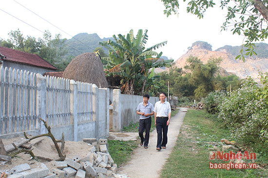 Ông Nguyễn Hữu Quang- Chủ tịch UBND xã Bài Sơn (Đô Lương) thường xuyên xuống xóm Thái Sơn gần khu vực mỏ để nắm bắt tình hình