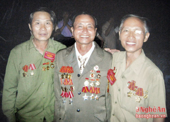 Ông Phạm Đức Hòa (ngoài cùng, bên trái) và các đồng chí, đồng đội chụp ảnh lưu niệm trong một lần thăm lại Nhà tù Phú Quốc (ảnh nhân vật cung cấp).
