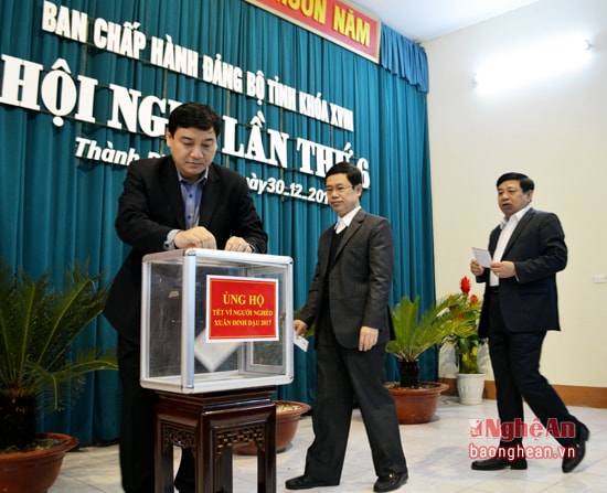 Các đồng chí trong Thường trực Tỉnh ủy quyên góp ủng hộ người nghèo.