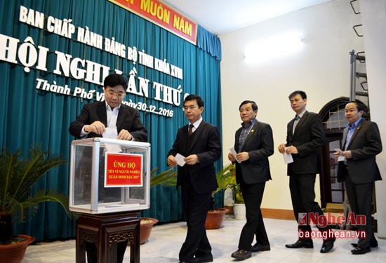 Các đồng chí Thường trực, Ban Thường vụ, Ban Chấp hành Tỉnh ủy ủng hộ người nghèo.