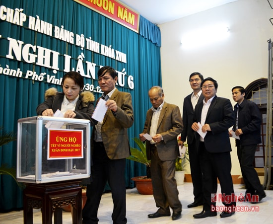 Các đồng chí trong Ban Chấp hành Tỉnh ủy ủng hộ quyên góp ủng hộ Tết người nghèo Đinh Dậu năm 2017.