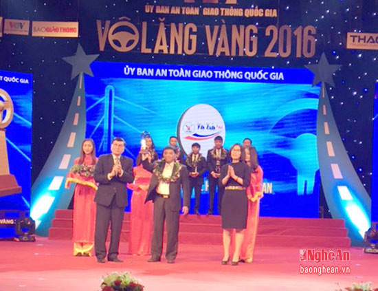 Ông Thái Khắc Chung – Chủ tịch HĐQT Công ty CP TM&DV Hạ Vinh đại diện công ty nhận giải thưởng 