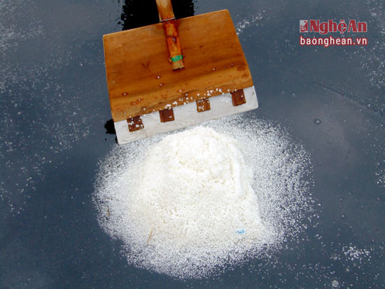 Trải bạt sản xuất muối dễ thu hoạch, có thể tăng thời gian sản xuất trong năm. 