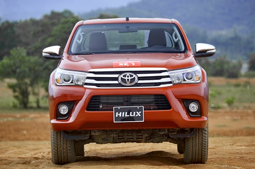 Toyota Hilux mới không còn hốc gió trên nắp ca-pô. 