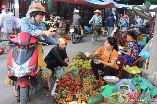 Các mặt hàng rau, quả có lượng tiêu thụ mạnh. Ảnh: P.V