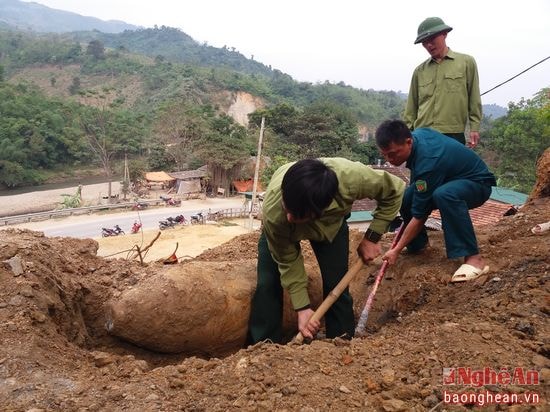 Qủa bom khoảng 350 bảng anh được phát hiện, trong quá trình múc đất, san ủi nền nhà tại gia đình ông Kha Văn Tấn, ở bản Na Lượng 1, xã Hữu Kiệm, Kỳ Sơn.