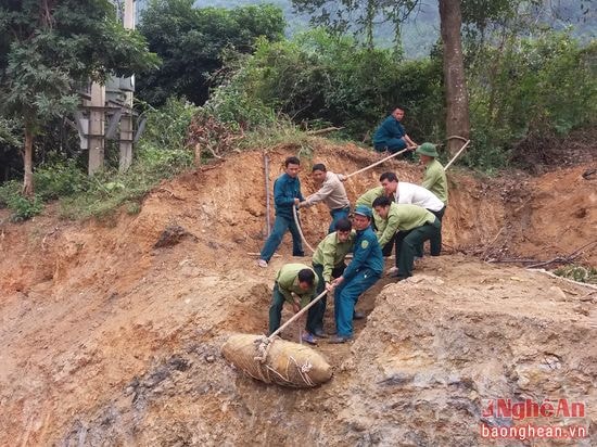 Lực lượng chức năng của huyện Kỳ Sơn đã kịp thời di chuyển quả bom ra khỏi khu vực dân cư, để bảo đảm an toàn cho người dân.