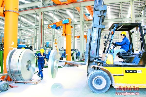 Sản xuất tôn thép ở nhà máy tôn Hoa Sen Nghệ An. Ảnh: Châu Lan