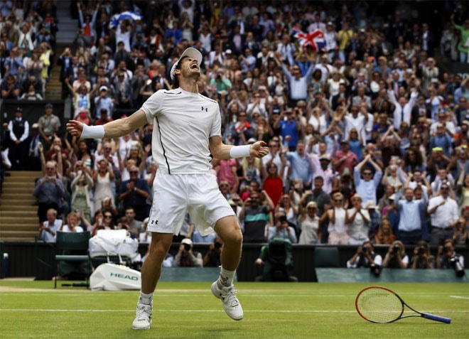 Andy Murray quăng vợt chia vui sau khi đánh bại Milos Raonic trong trận chung kết Wimbledon. Đây là chức vô địch Wimbledon thứ hai và danh hiệu Grand Slam thứ ba trong sự nghiệp của tay vợt này.