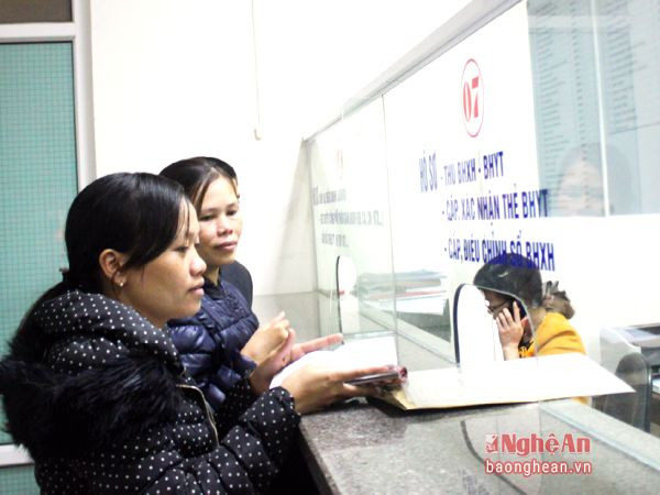 Người lao động làm thủ tục cấp sổ BHXH tại Bảo hiểm xã hội Nghệ An.