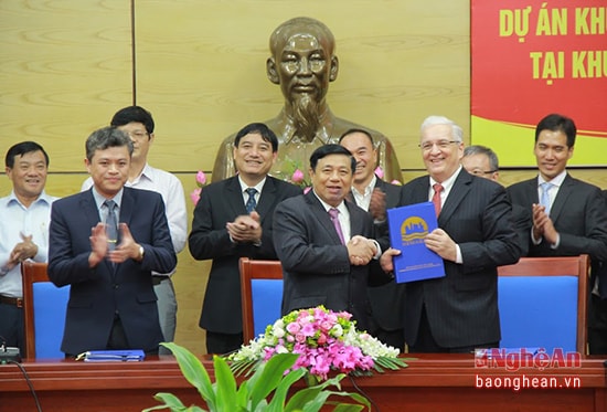 Ký kết thỏa thuận hợp tác đầu tư dự án khu công nghiệp, đô thị WHA Hemaraj. Ảnh  Tiến Hùng