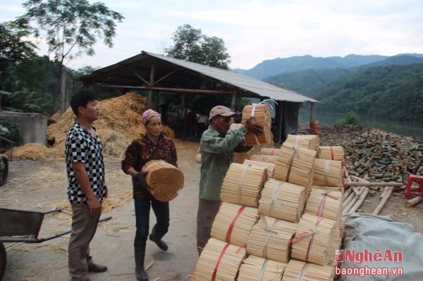 Chế biến đũa tre xuất khẩu tại Cơ sở chế biến đũa  Anh Khoa ở xã Thạch Giám (Tương Dương).