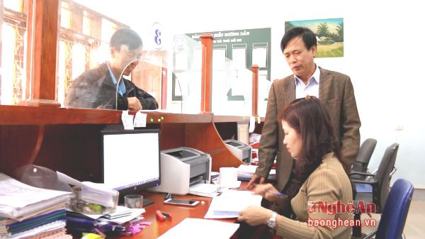 Giao dịch một cửa tại BHXH huyện Đô Lương.Ảnh: Lâm Tùng
