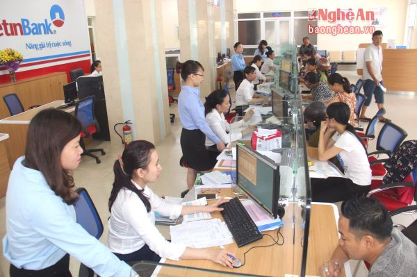 Ngân hàng Nhà nước kiểm tra hoạt động giao dịch tại Ngân hàng Vietinbank Chi nhánh Nghệ An. Ảnh: Hoàng Vĩnh