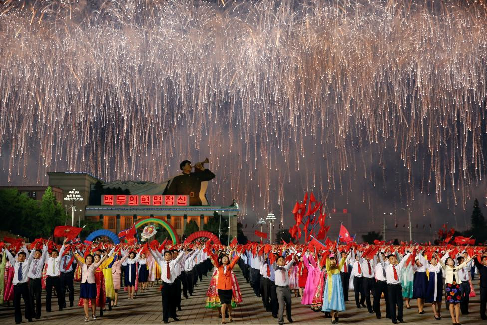 Dân chúng Triều Tiên nhảy múa mừng thành công đại hội đảng Lao động cầm quyền lần đầu tiên diễn ra sau 36 năm. Năm 2016 đánh dấu những chuyển biến mới trong chương trình hạt nhân của Bình Nhưỡng. Ảnh: Reuters.