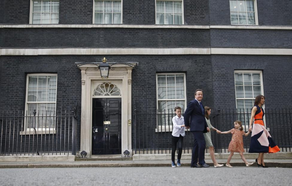 Thủ tướng Anh David Cameron cùng gia quyết rời Số 10 Phố Downing trong ngày cuối tại nhiệm sau sự kiện Brexit. Ảnh: Reuters.