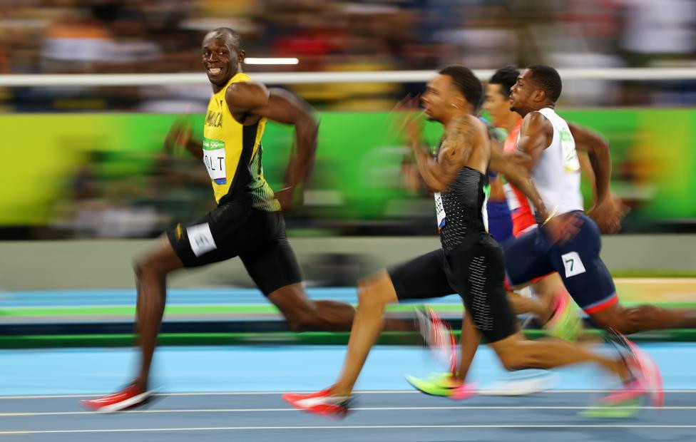 Vận động viên Usain Bolt của Jamaica - huyền thoại Olympic tranh tài trên đường đua 100 mét trong Thế vận hội Rio. Ảnh: Reuters.