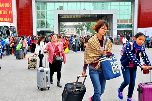 Du khách trung Quốc qua cửa khẩu Móng Cái, Quảng Ninh.