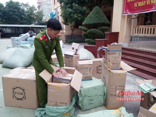 Toàn bộ số hàng đã được đưa về cơ quan Công an huyện để xử lý theo quy định. (Ảnh Mai Giang)