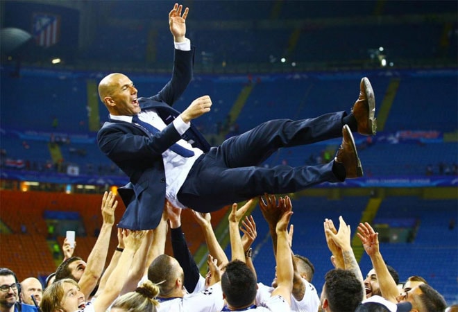 Các cầu thủ Real Madrid tung hô HLV Zinedine Zidane sau chiến thắng trong trận chung kết Champions League. Nhà cầm quân trẻ này tỏ ra rất 'mát tay' khi giành chức vô địch lớn chỉ sau hơn bốn tháng làm việc.