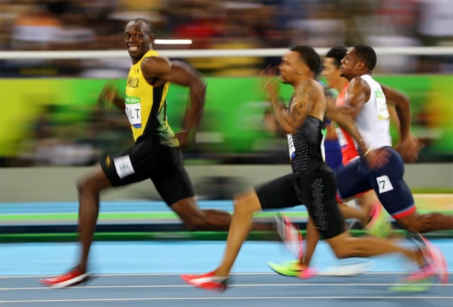 Usain Bolt dễ dàng giành chiến thắng, đồng thời nở nụ cười ngạo nghễ khi chạy vòng bán kết nội dung 100 nam tại Olympic Rio. Không lâu sau đó, siêu sao này giành cả ba huy chương vàng chạy 100 m, 200 m và 4x100 m tiếp sức. Đây cũng là lần thứ ba liên tiếp