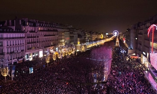  Đám đông đứng chật kín đại lộ danh tiếng Champs-Elysees trong ngày 31/12/2015. Ảnh: AFP