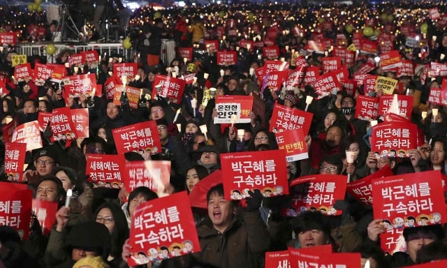 Người biểu tình yêu cầu tổng thống Park Geun-hye từ chức tại Seoul, Hàn Quốc. Ảnh: AP.