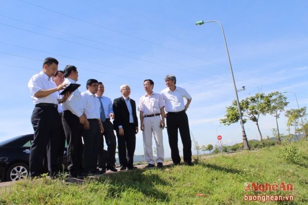 Đoàn Becamex IDC Bình Dương đi khảo sát một số khu vực xây dựng hạ tầng khu đô thị, công nghiệpở TP. Vinh, Hưng Nguyên. Ảnh: Nguyên Sơn