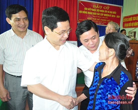 Đồng chí Nguyễn Xuân Sơn - Phó Bí thư Thường trực Tỉnh ủy, Chủ tịch HĐND tỉnh thăm hỏi bà con xã Kim Liên (Nam Đàn). Ảnh: P.V