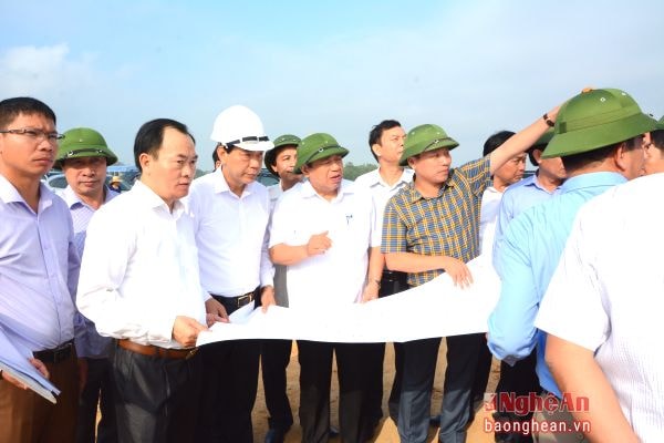 Chủ tịch UBND tỉnh Nguyễn Xuân Đường và Đoàn công tác của tỉnh kiểm tra hoạt động thu hút đầu tư tại Cụm công nghiệp Nghĩa Mỹ - TX. Thái Hòa. Ảnh: H.N