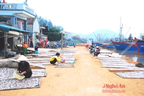 Kè chắn sóng số 6 (đến nay đạt 70% tiến độ). Người dân phấn khởi có thêm con đường mới phục vụ dân sinh vừa góp phần ngăn bão lũ.