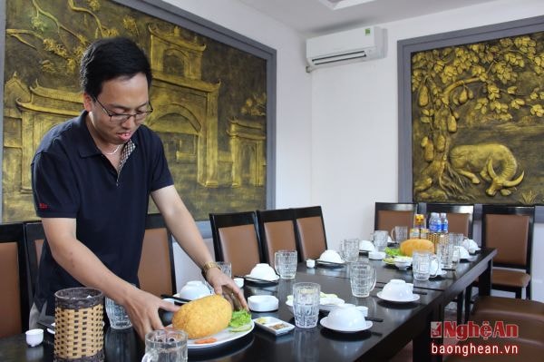 Anh Nguyễn Ngọc Toại bài trí món ăn.